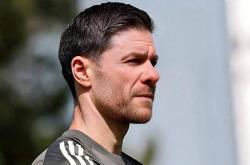 争议！欧冠决赛主裁判误判，曼城2-1利物浦，球迷怒扔(rēng)围巾