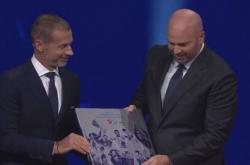 歐(ōu)战全满贯！歐(ōu)冠(guān)抽簽(qiān)仪式上，切(qiè)尔西(xī)获頒(bān)歐(ōu)足联特(tè)殊纪念牌