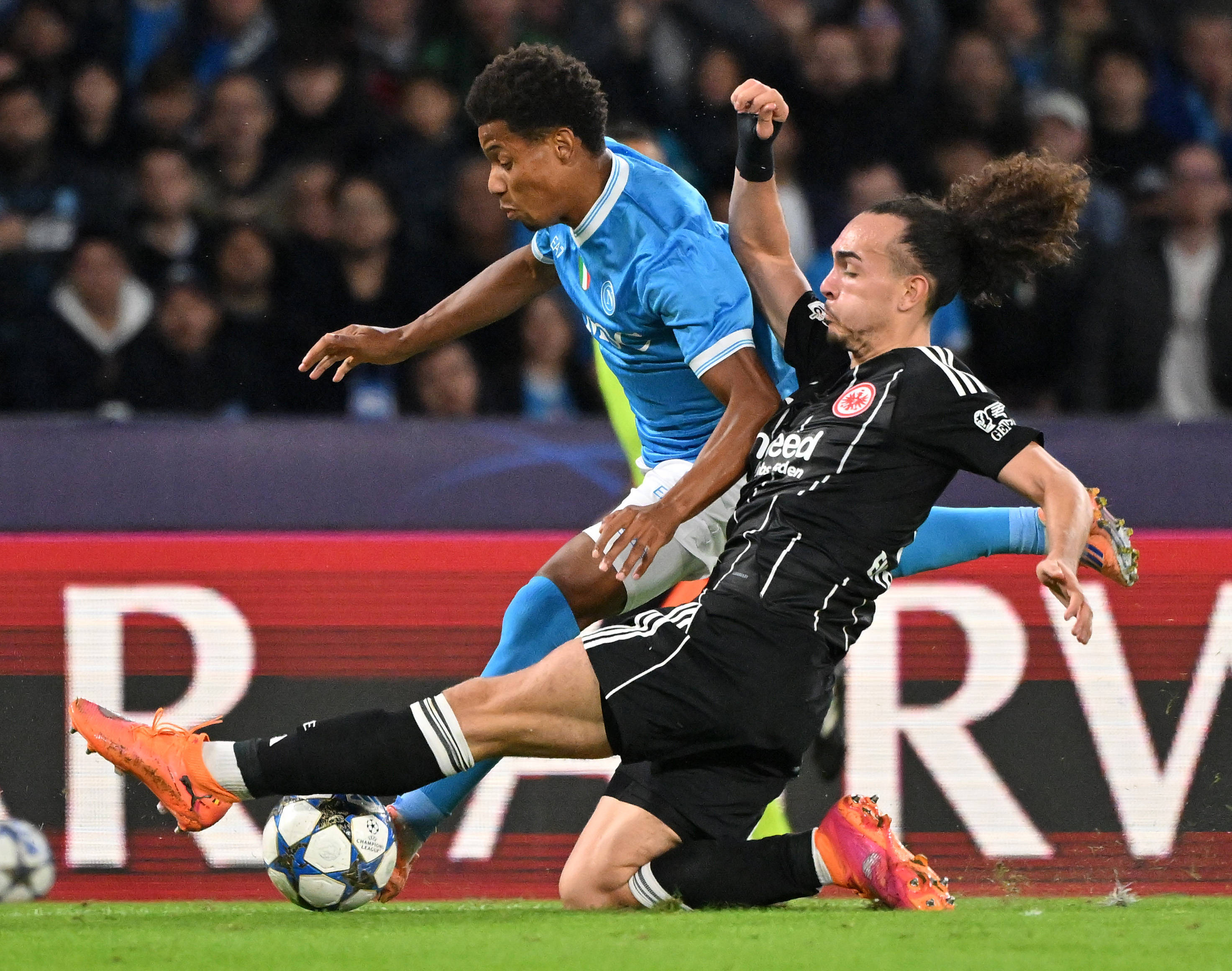 （体育）足球——欧冠：那不勒斯平法兰克福