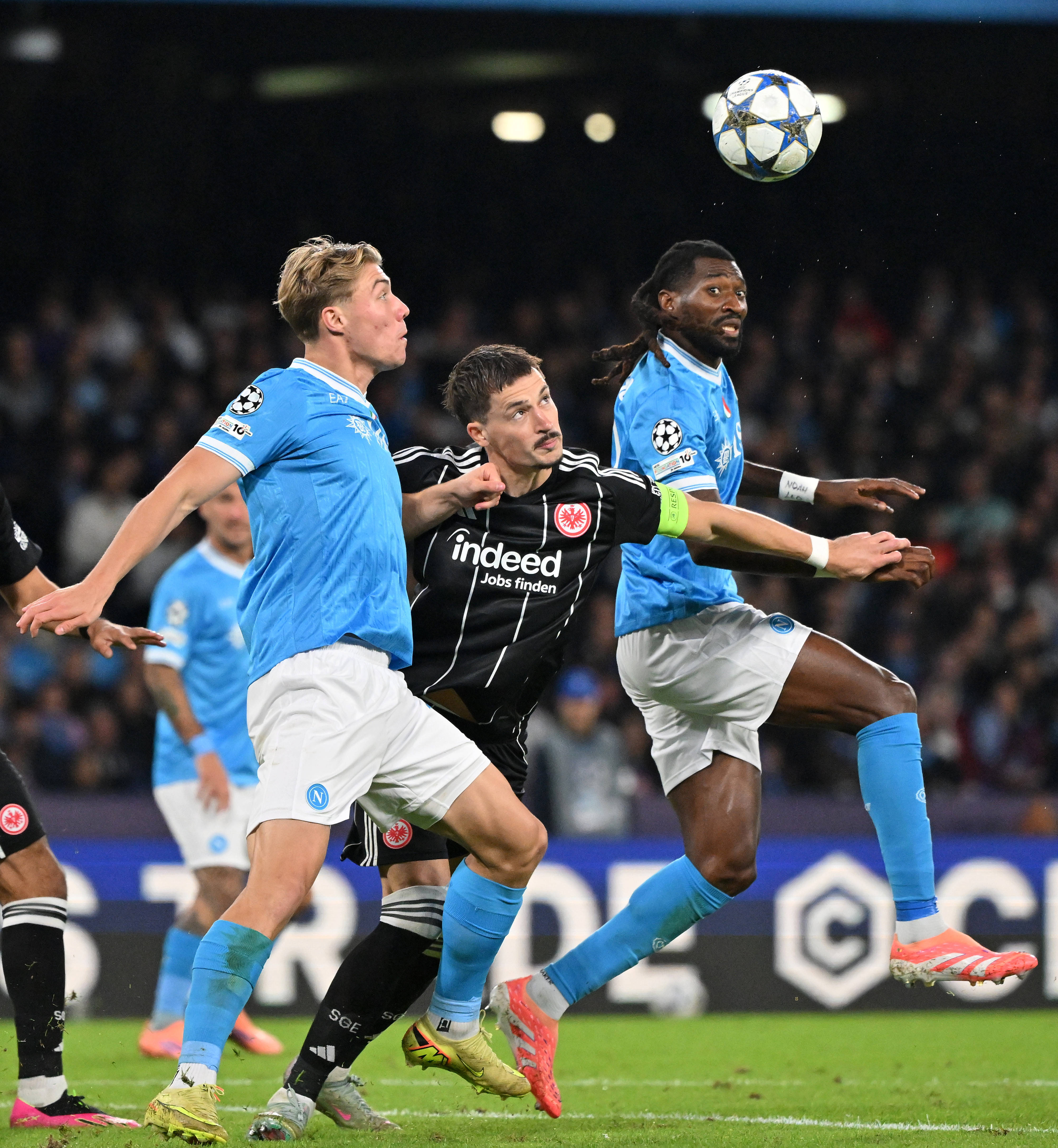 （体育）足球——欧冠：那不勒斯平法兰克福