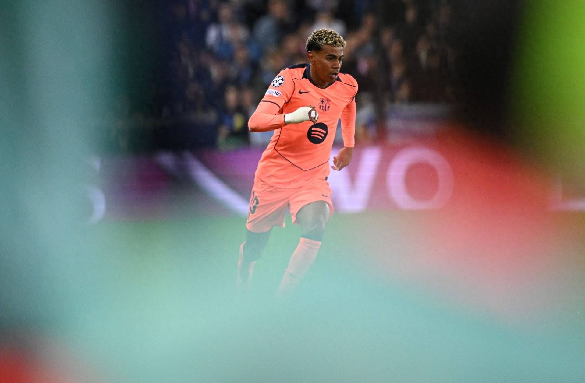 亚马尔德容身背黄牌,巴萨四名主力面临欧冠停赛风险