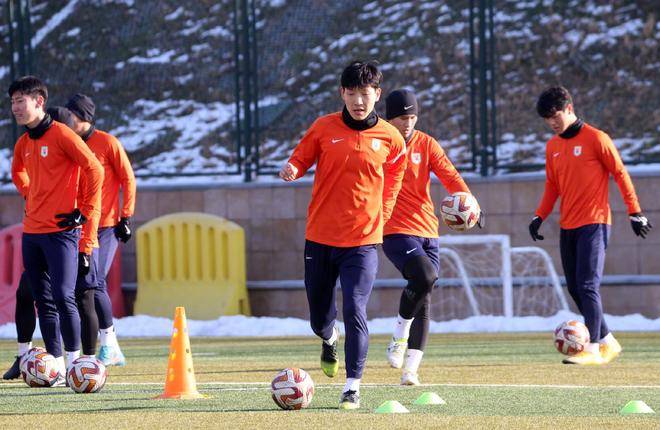 建议，山东泰山二队的考核把跑动距离放在首位，淘汰跑不动的球员