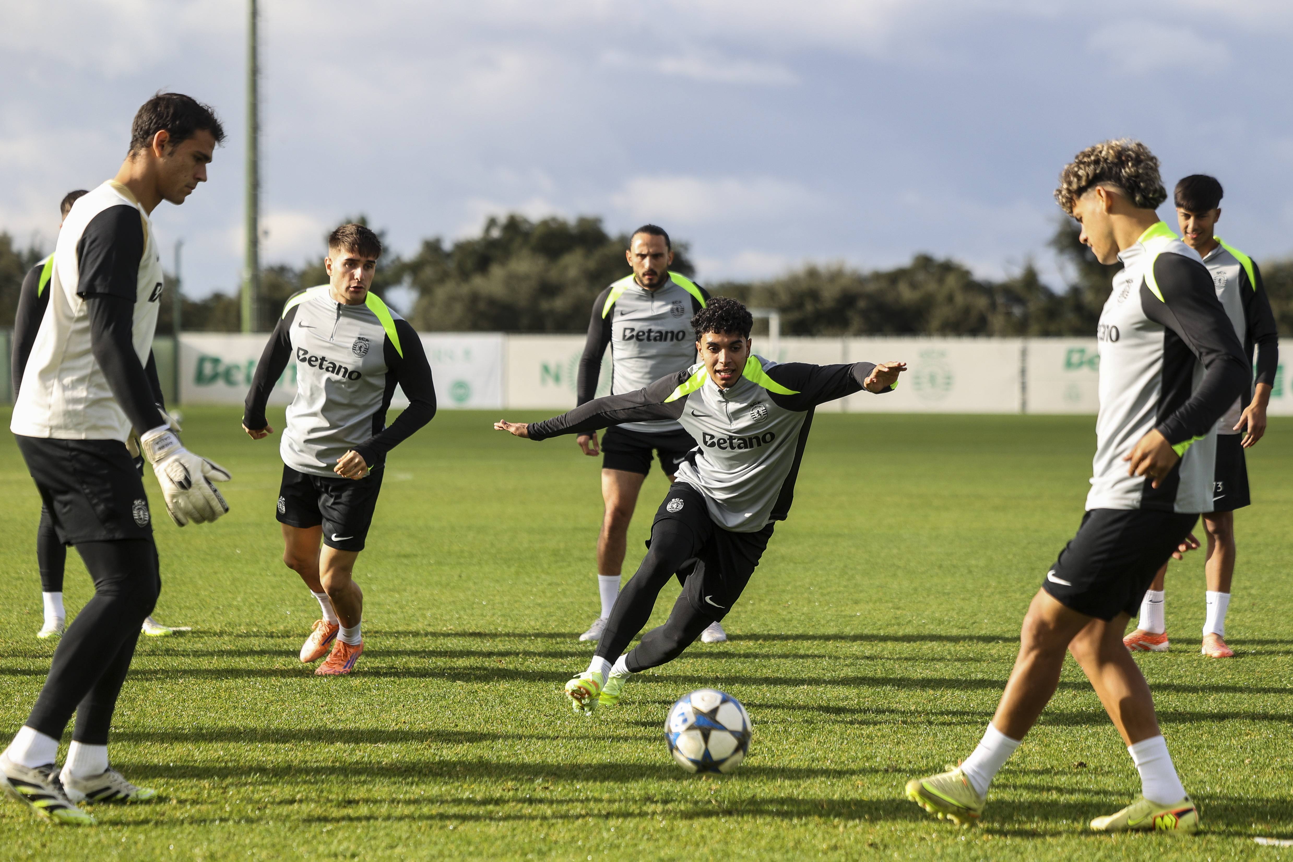 (外代二线)足球——欧冠联赛:葡萄牙体育赛前备战