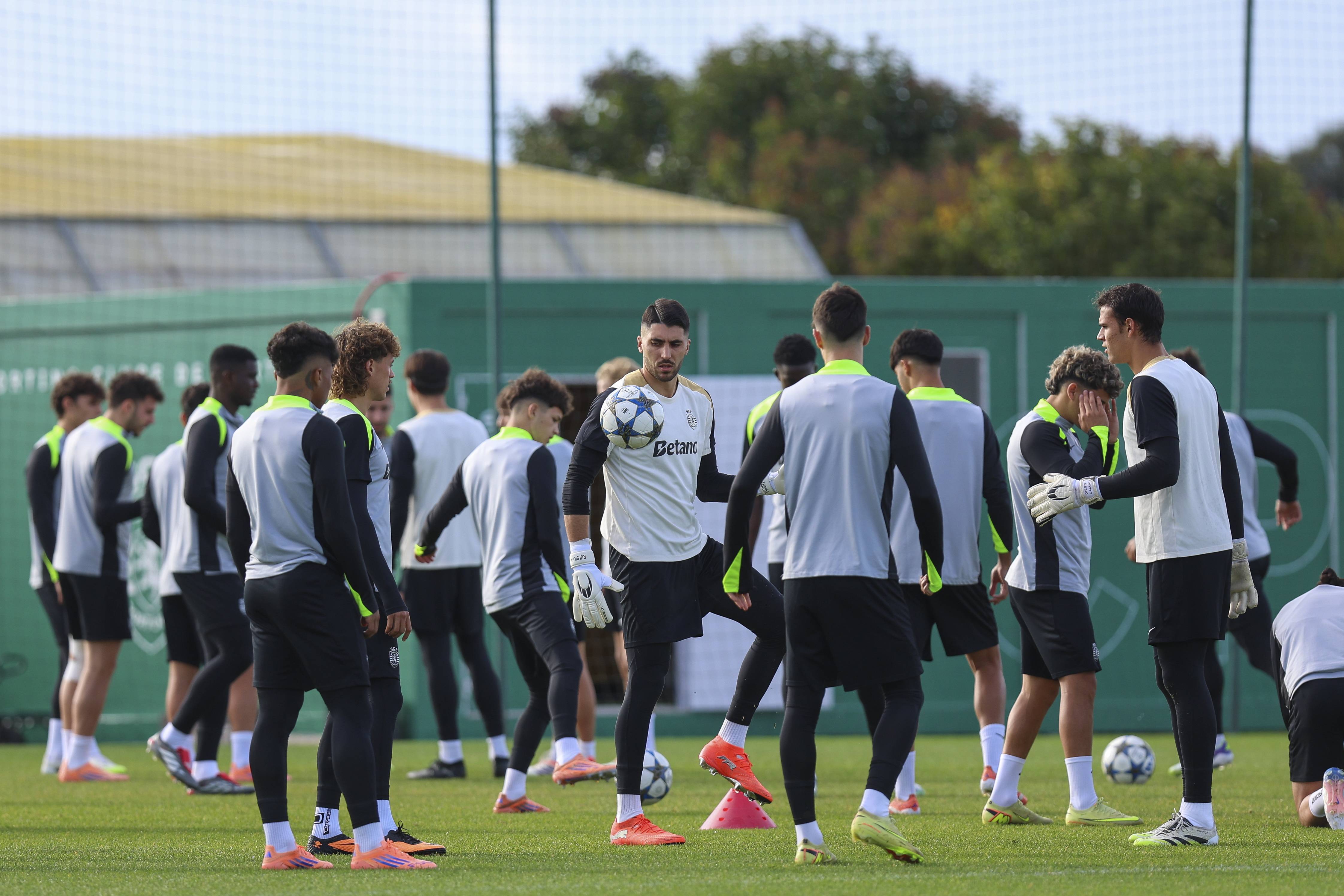 (外代二线)足球——欧冠联赛:葡萄牙体育赛前备战